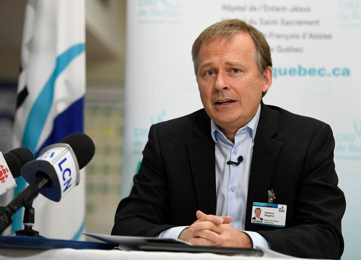 Le Dr Stéphane Bergeron, directeur des services professionnels au CHU de Québec-Université Laval, lors de la conférence de presse de jeudi.