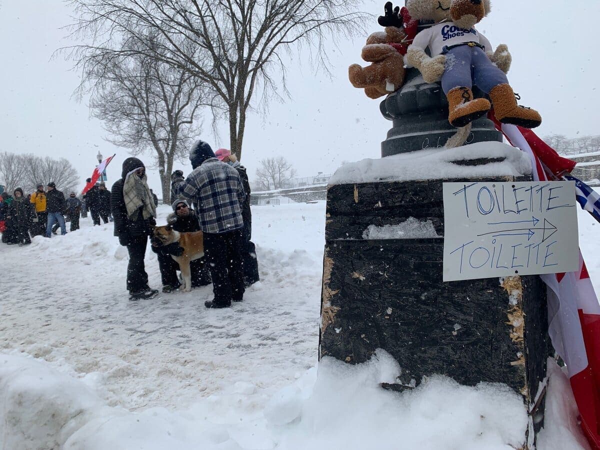 Les manifestants sont bien organisés. Sur place, des toilettes chimiques ont été installées et des postes de ravitaillement pour les manifestants qui auraient un petit creux. Les manifestants se mobilisent pour la deuxième fois en deux semaines contre l’urgence sanitaire sur la colline parlementaire à Québec.