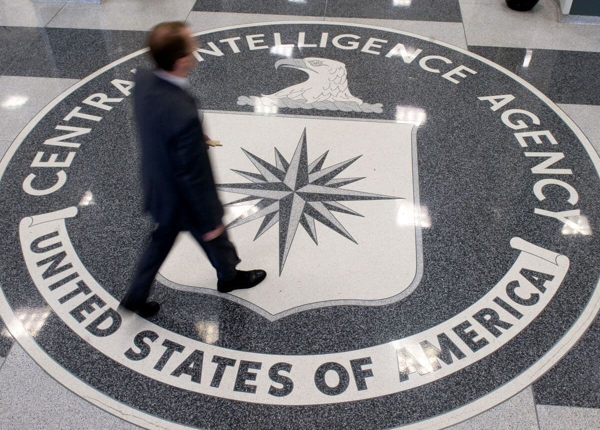 Un homme passe sur le logo de la CIA à son quartier général en Virginie.