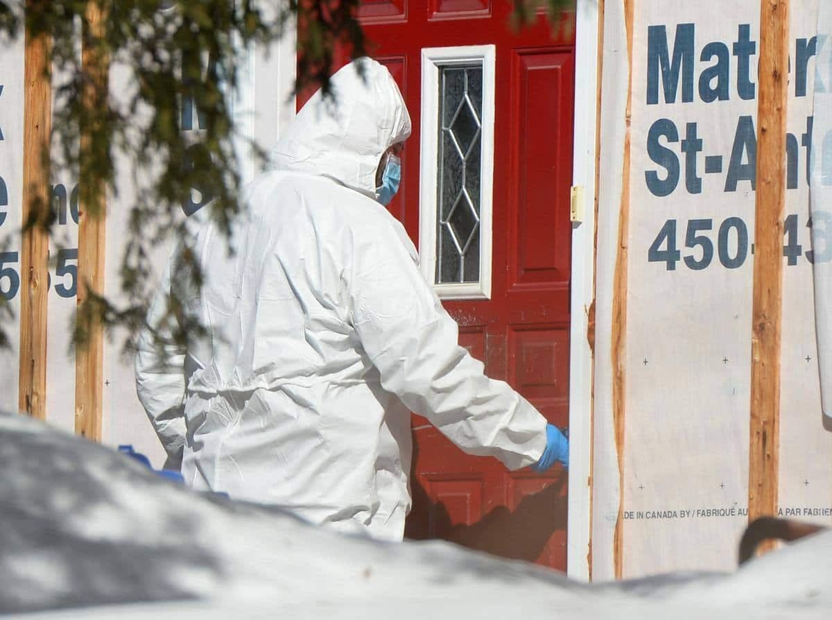 Les techniciens en scène de crime de la Sûreté du Québec ont fouillé la résidence de la rue Samson, à Sainte-Sophie, à la recherche d’indices.