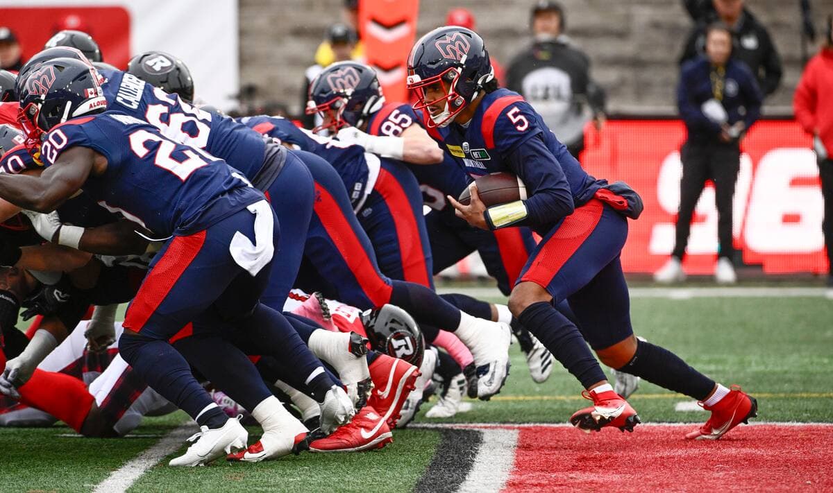 Caleb Evans tente une faufilade du quart dans l’uniforme des Alouettes.