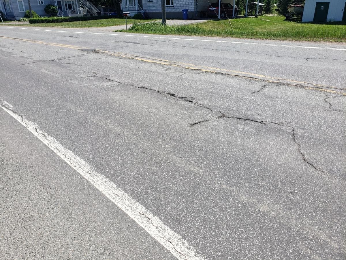Nos routes en déroute: la route 158 à Saint-Ignace-de-Loyola inquiète dans cette municipalité de Lanaudière. Sur la photo prise en juin 2021: la route 158 entre Berthierville et Saint-Ignace-de-Loyola est fissurée et rapiécée à plusieurs endroits.