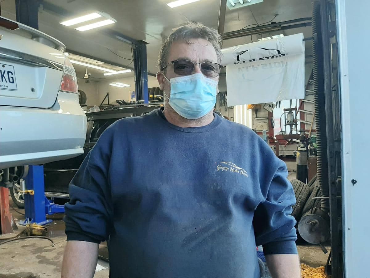 Les Montréalais se sont pris d'avance pour réserver leur place pour leur changement de pneus à l'automne 2020. Sur la photo: Martin Jacques, le propriétaire du Garage Martin Jacques à Verdun. L’atelier affiche complet jusqu’au mois de novembre.