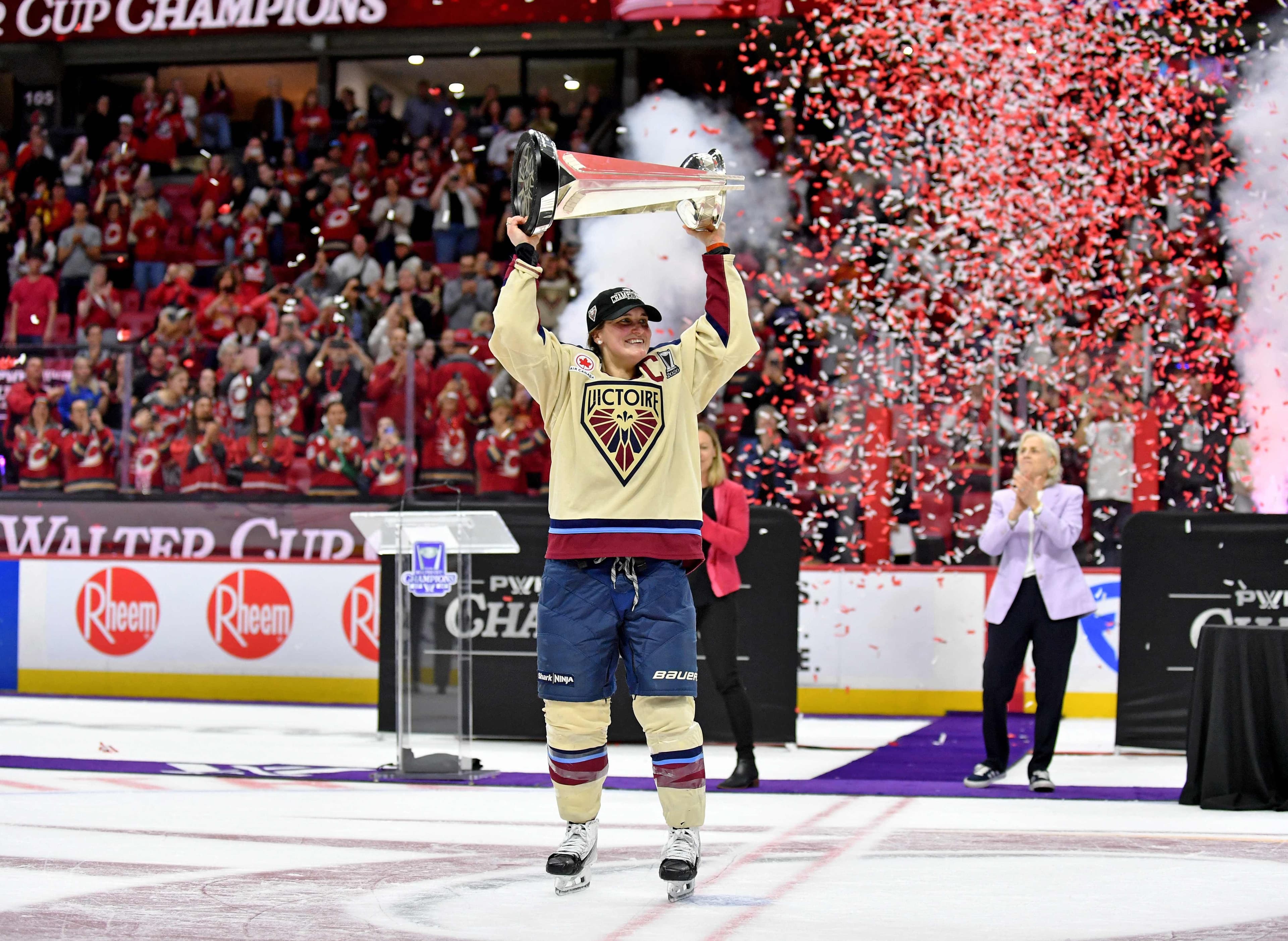 Marie-Philip Poulin a soulevé la coupe Walter la semaine dernière.