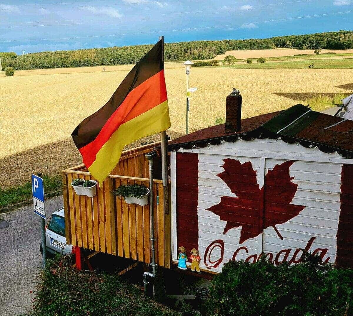Ce drapeau canadien a été installé en Allemagne. Ce n’est d’ailleurs pas le seul qui a été accroché en guise de solidarité dans ce pays, pour les mêmes raisons.