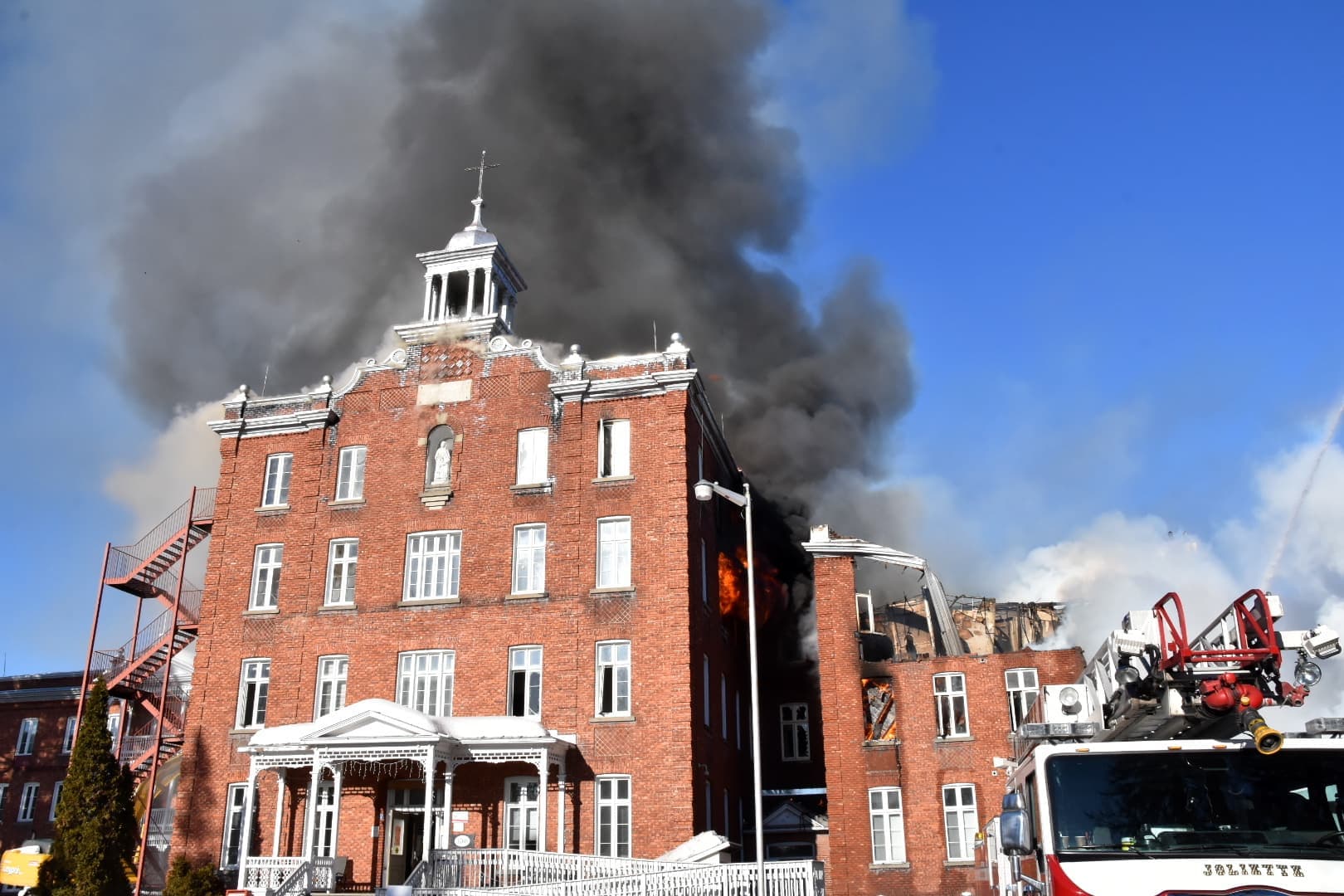 Un incendie a ravagé l'ancien couvent des Sœurs de Sainte-Anne, à Rawdon, le 7 mars 2021. Aujourd'hui, il ne reste plus rien de cette aile de l'édifice construite en 1866.