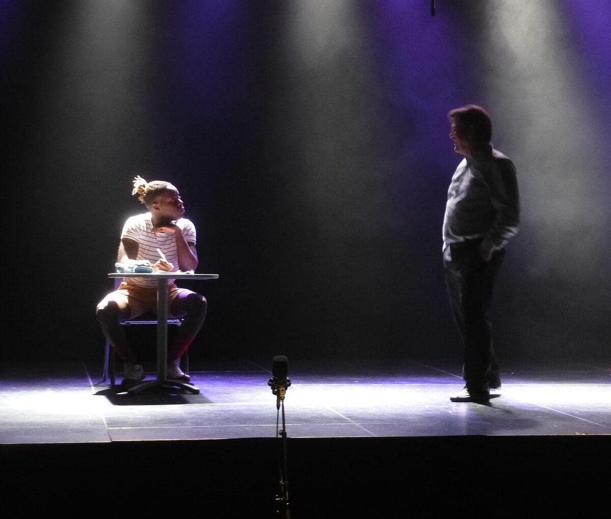Les acteurs Stéphane Franche et Maxime Mompérousse dans la pièce de théâtre jeunesse Djeebee de Anne Bernard-Lenoir.