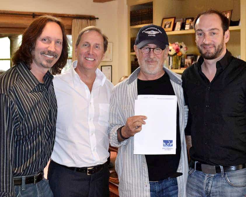 Ken Scott en compagnie de Steven Spielberg, André Rouleau et Scott Mednick.