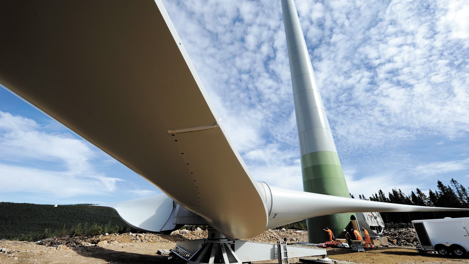 Boralex, Énergir et Hydro-Québec sont partenaires dans le développement de trois parcs éoliens d’un total de 1200 MW sur le territoire de la Seigneurie de Beaupré, près de Québec. Contre toute attente, le premier d’entre eux sera essentiellement équipé d’éoliennes fabriquées en Chine, puis importées au Québec par bateau.