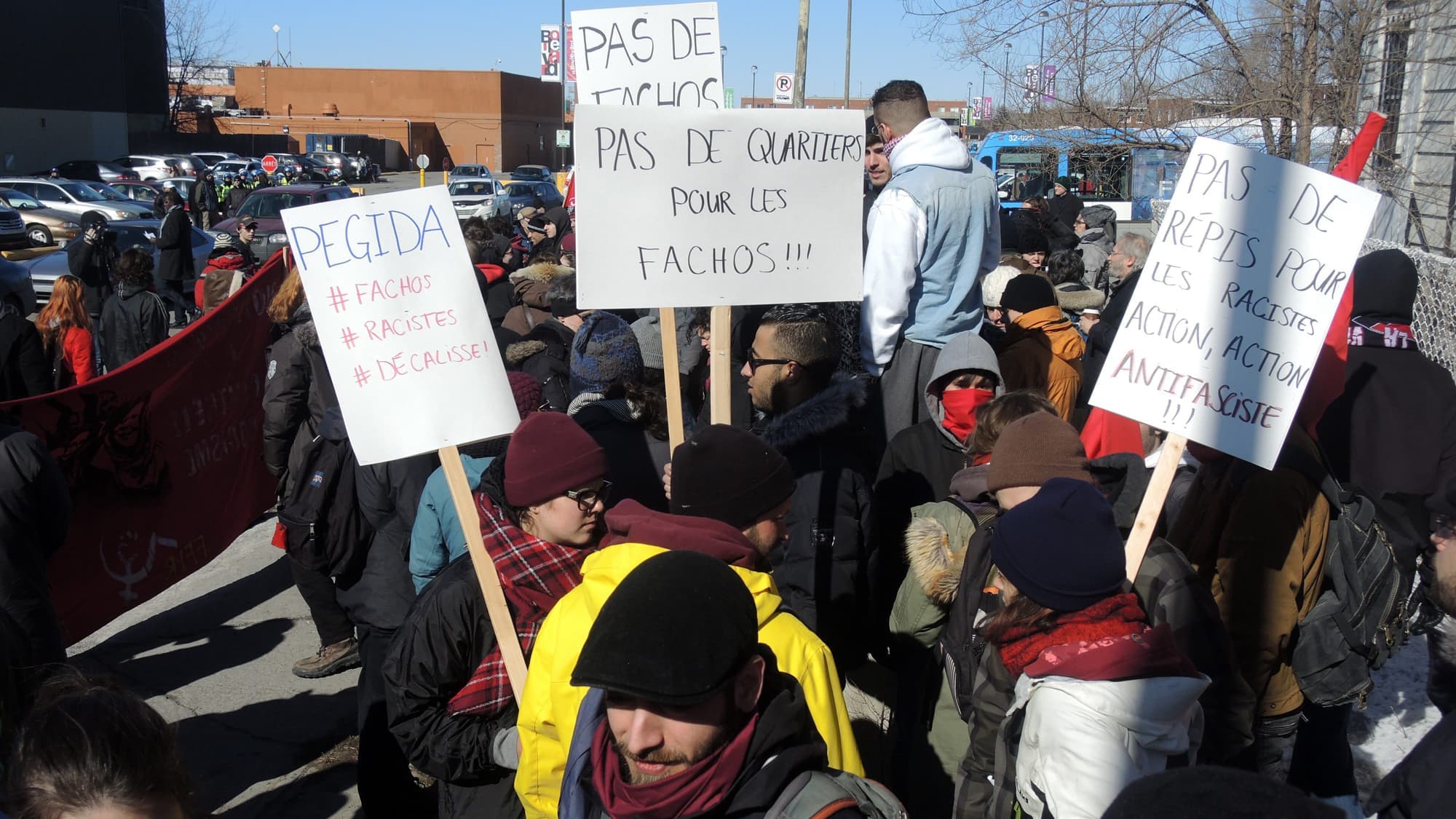 Quelque 1500 manifestants ont empêché le groupe Pegida Québec de défiler pour protester contre « l’islamisation du Québec » en mars 2015 à Montréal.