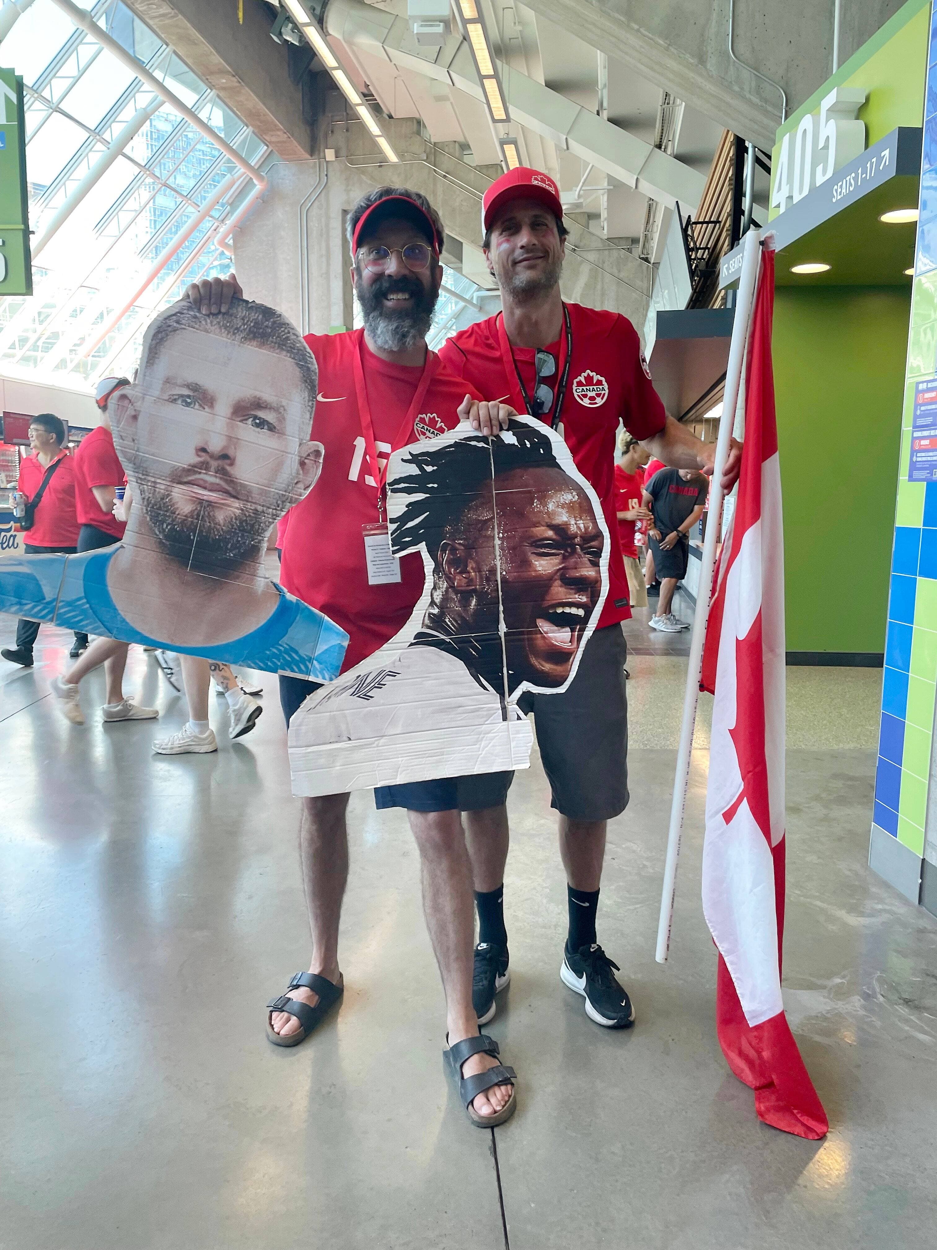 Sylvain Leclerc et Éric Rossignol, de Québec, on assisté au match du Canada contre le Qatar, jeudi, au BC Place de Vancouver, dans le cadre de la Coupe du monde de soccer.