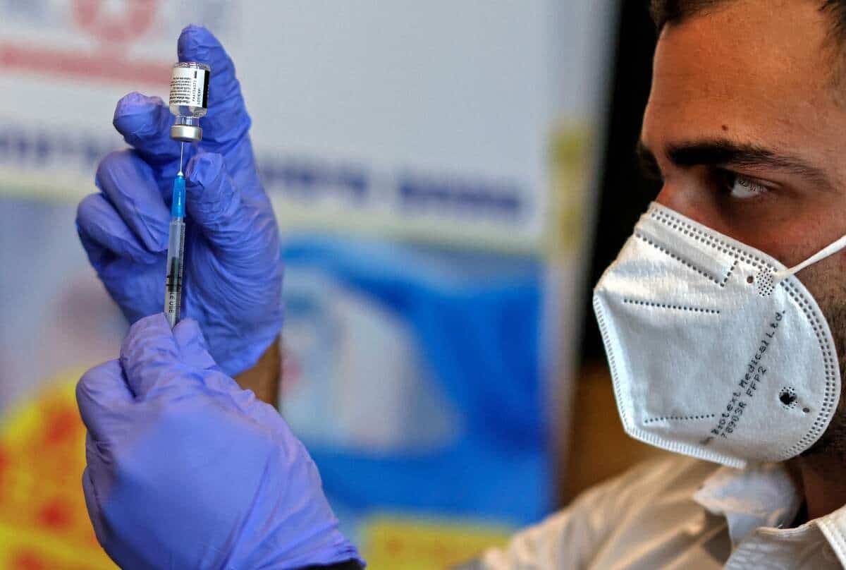 Préparation d'une dose de vaccin Pfizer-BioNtech dans la ville israélienne de Beit Shemesh