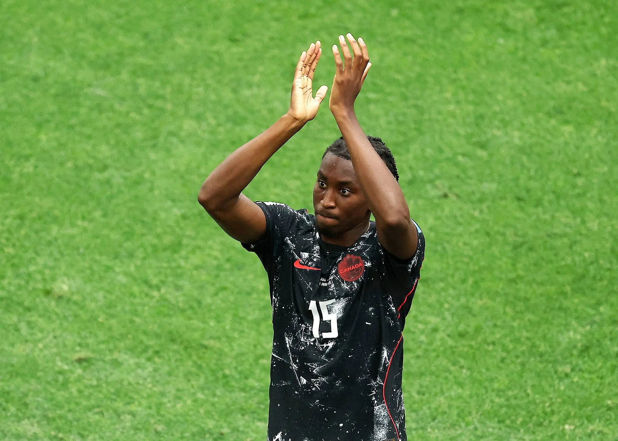 Le Montréalais Moïse Bombito a applaudi la foule au terme d'une victoire historique de 6 à 0 contre le Qatar, jeudi, au BC Place de Vancouver.