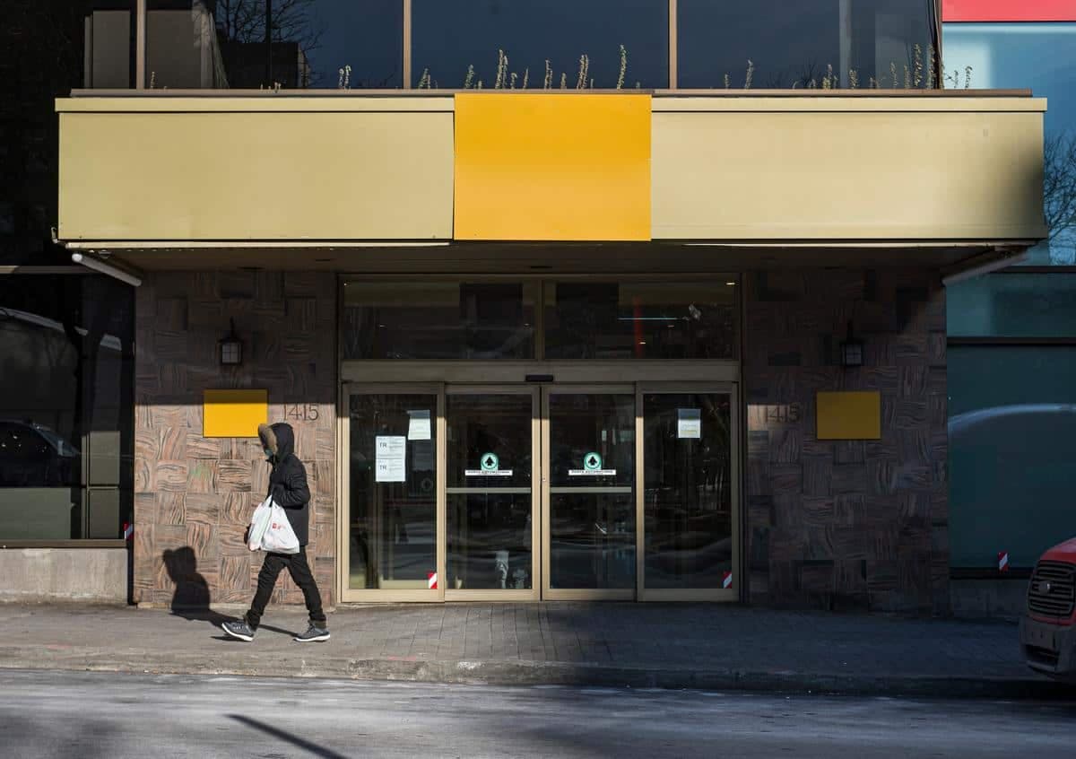L’Hôtel Place Dupuis a été réquisitionné par la Ville de Montréal pour le convertir en refuge pour personnes en situation d’itinérance, à Montréal, mardi le 15 décembre 2020.