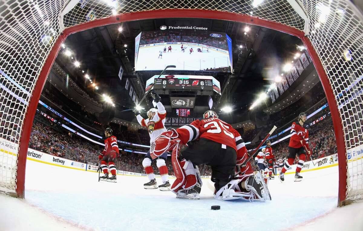 Sam Bennett, # 9 des Panthers de la Floride, célèbre le but gagnant en prolongation de Gustav Forsling, # 42 (non illustré), contre Andrew Hammond, # 35 des Devils du New Jersey, au Prudential Center, le 2 avril 2022, à Newark (New Jersey). Les Panthers ont battu les Devils par la marque de 7 à 6 en prolongation.