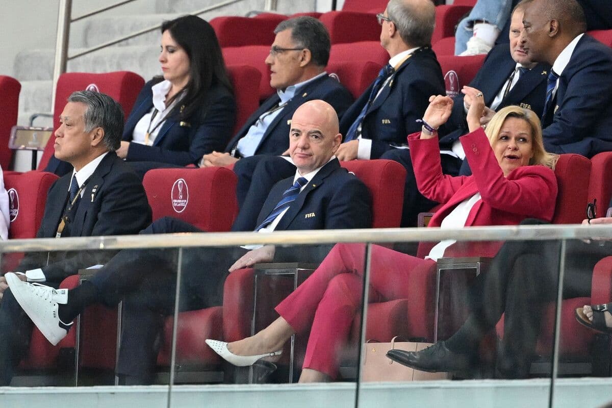 Gianni Infantino (au centre) et Nancy Faeser (à droite).