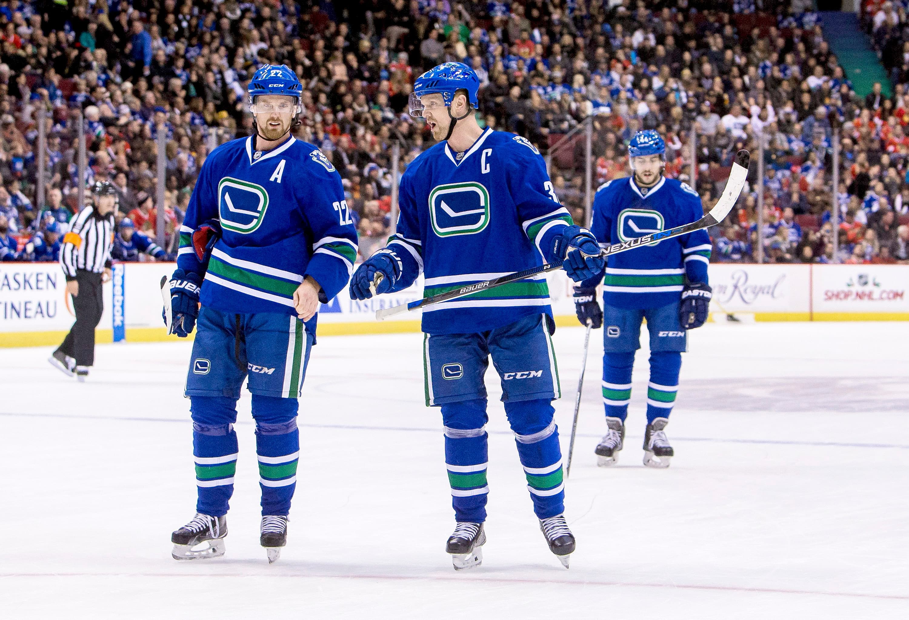 Daniel Sedin en discussion avec son frère Henrik (droite) en novembre 2015.