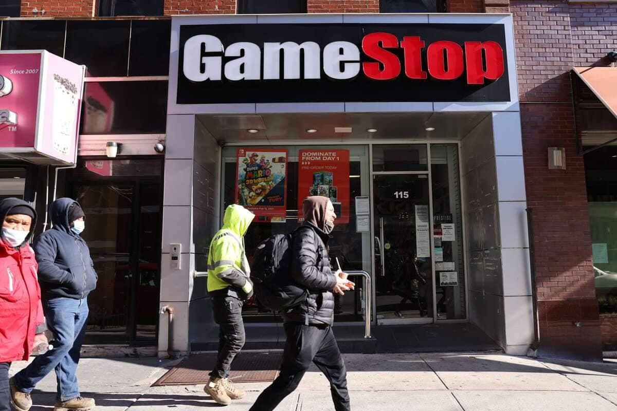 Depuis plusieurs jours, des milliers de petits investisseurs ont pris d’assaut le marché financier en faisant gonfler certains titres précis, et spécialement ceux de la chaîne de jeux vidéo GameStop, BlackBerry et AMC.