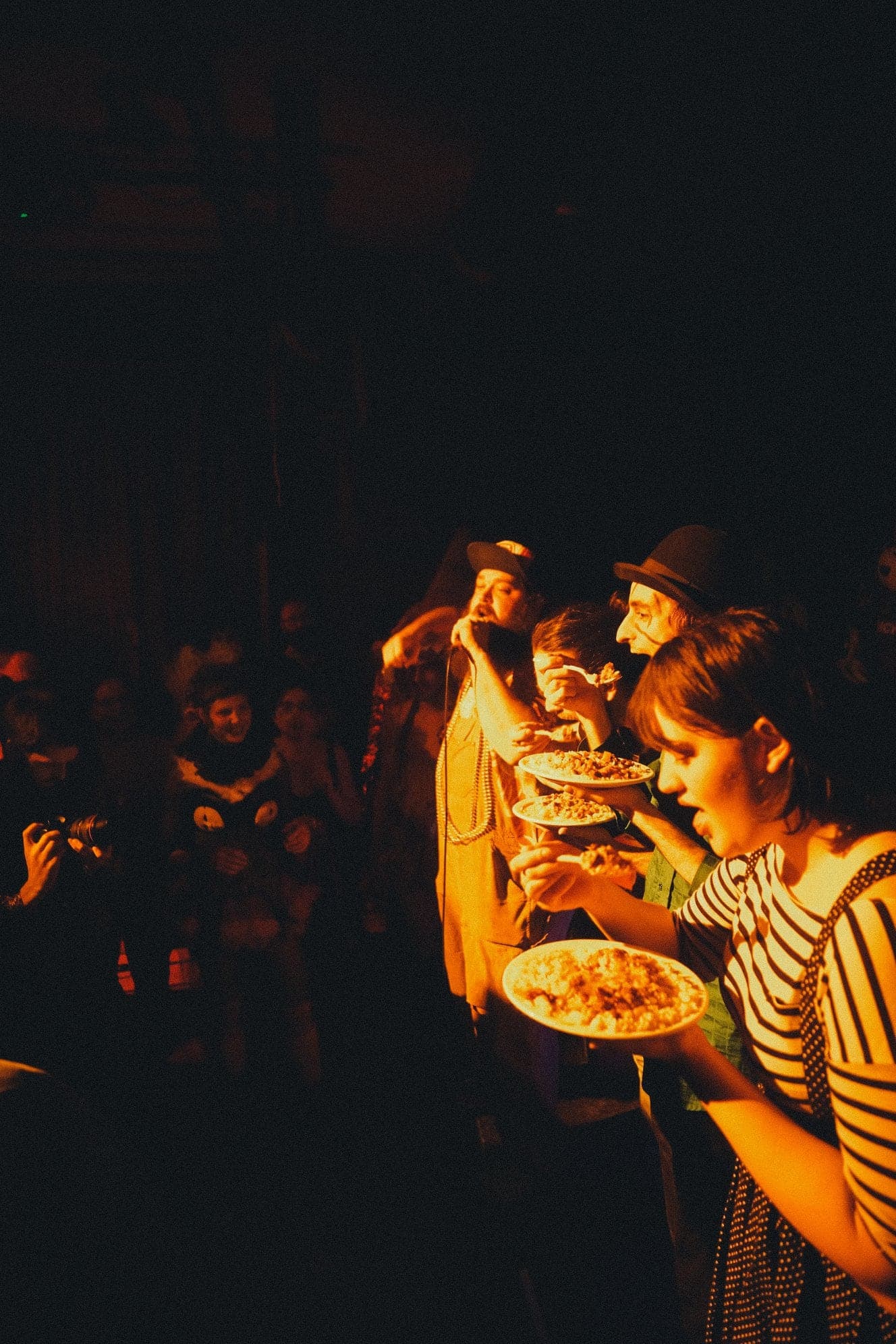 Des assiettes de plats à base d'insectes sont distribuées pendant et après les spectacles du Winston Band.