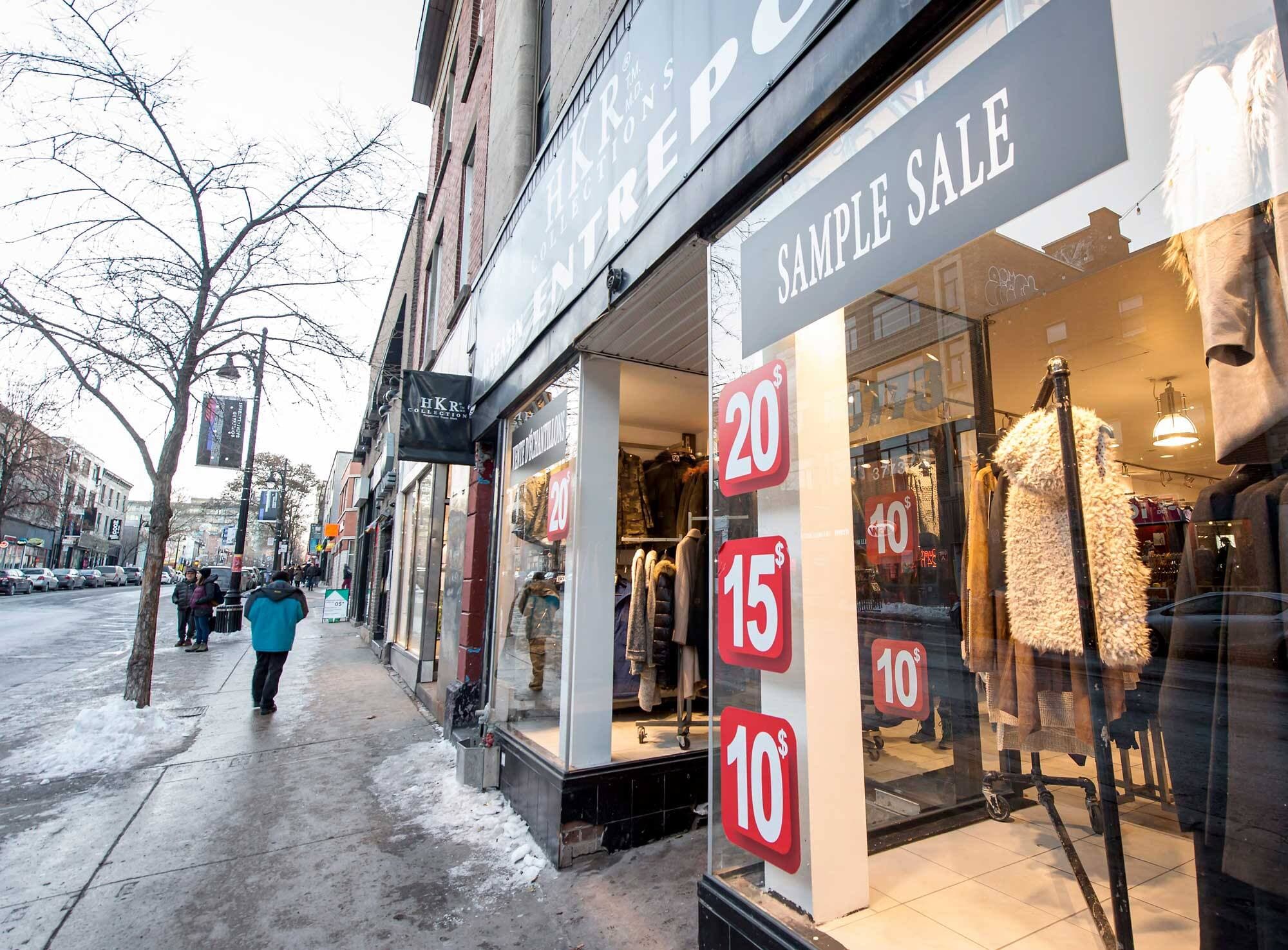 Une boutique sur la rue Saint-Laurent, près de l’Avenue des Pins, affichant « Sample Sale ».
