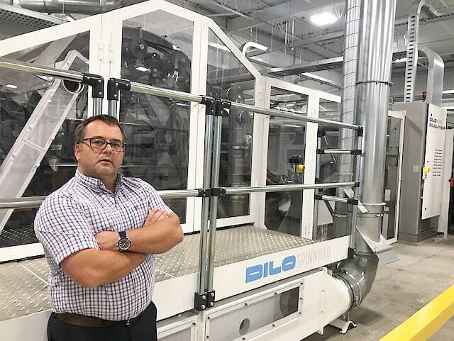 François Pépin, le DG de Soleno Textile, devant la nouvelle ligne de fabrication de textile non tissé dont l’installation n’est pas terminée. Les travailleurs étrangers qualifiés d’une compagnie allemande et d’une entreprise italienne doivent revenir au Québec pour finaliser l’installation et procéder à son démarrage. M. Pépin ne comprend pas l’absence de soutien à son entreprise.