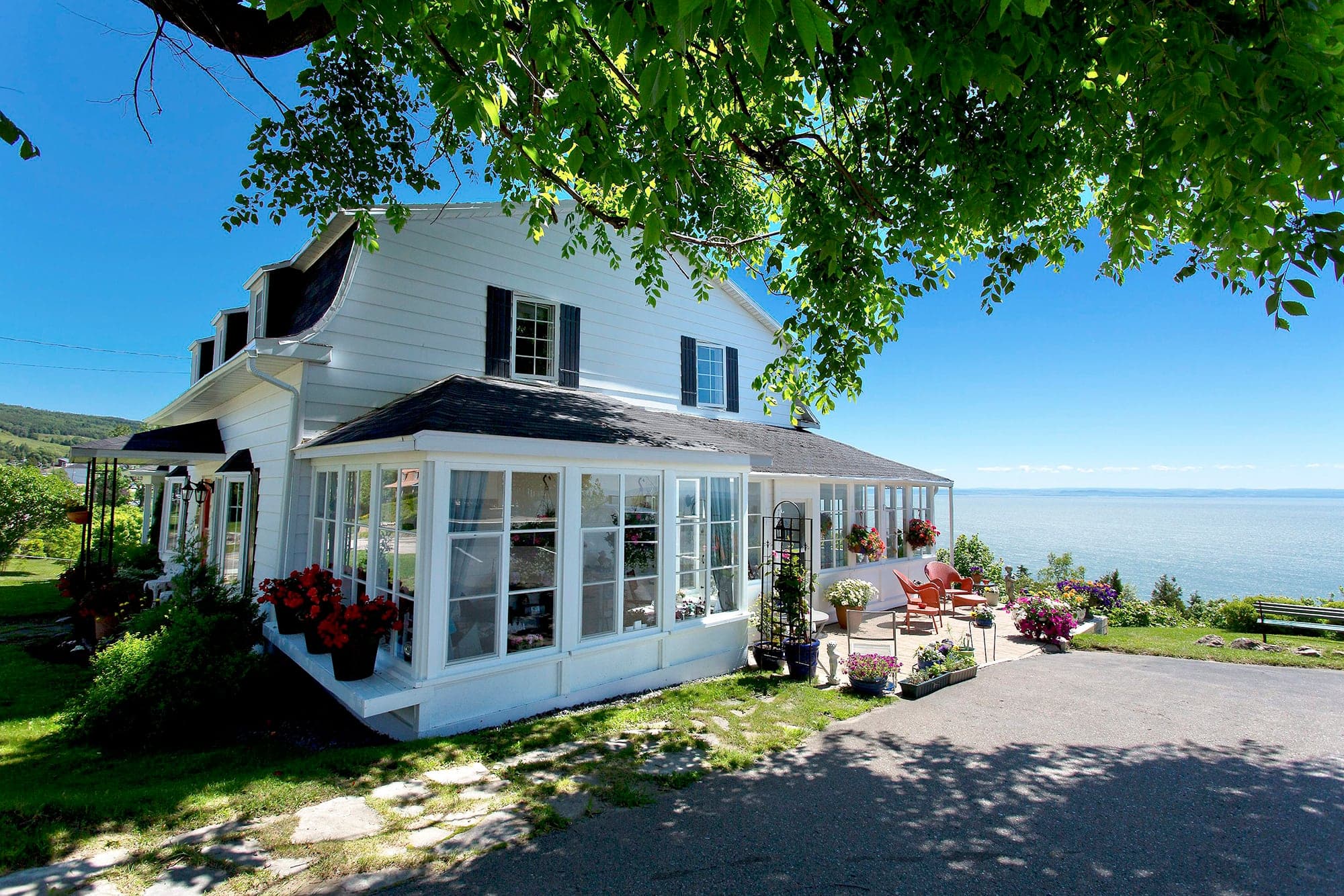 Une maison de La Malbaie qui est offerte sur le marché par l’entreprise de Louise Bédard, présidente des Immeubles Charlevoix. Mme Bédard constate un fort engouement pour les propriétés situées dans cette région.