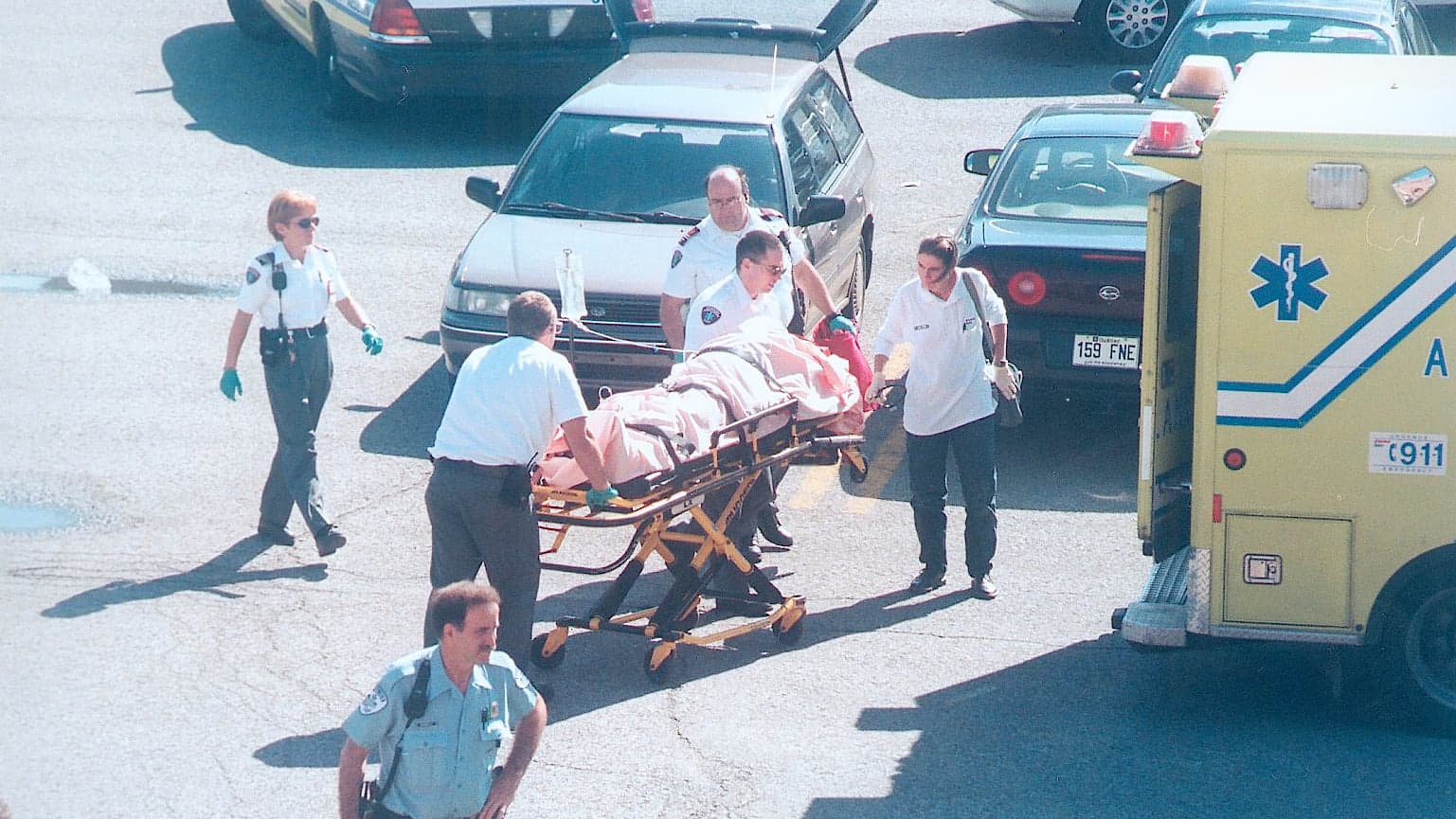Le 13 septembre 2000, le journaliste Michel Auger a été atteint par six projectiles dans le stationnement du Journal de Montréal.