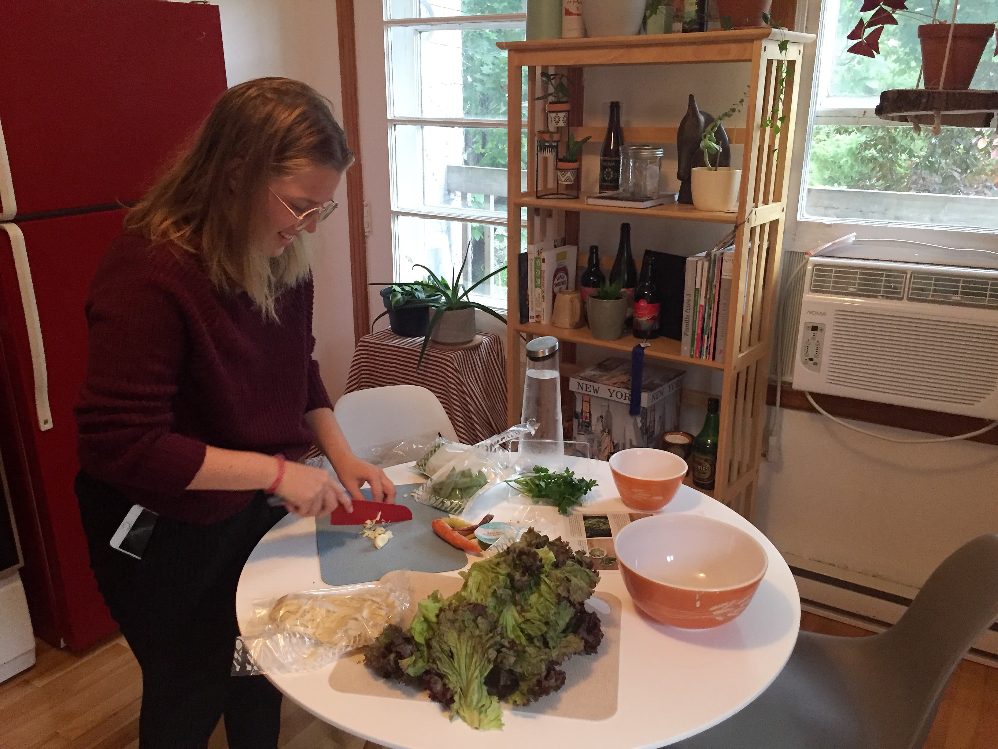 Laëtitia Gagnon, de Montréal, prépare une recette de prêt-à-cuisiner dans sa cuisine.