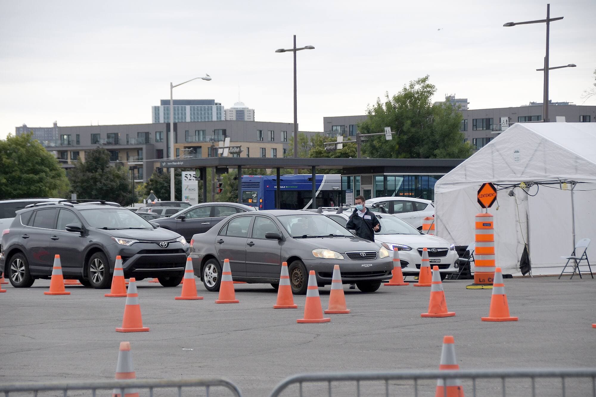 Les automobilistes faisaient la file dimanche à la clinique de dépistage du centre commercial Fleur de Lys, à Québec.