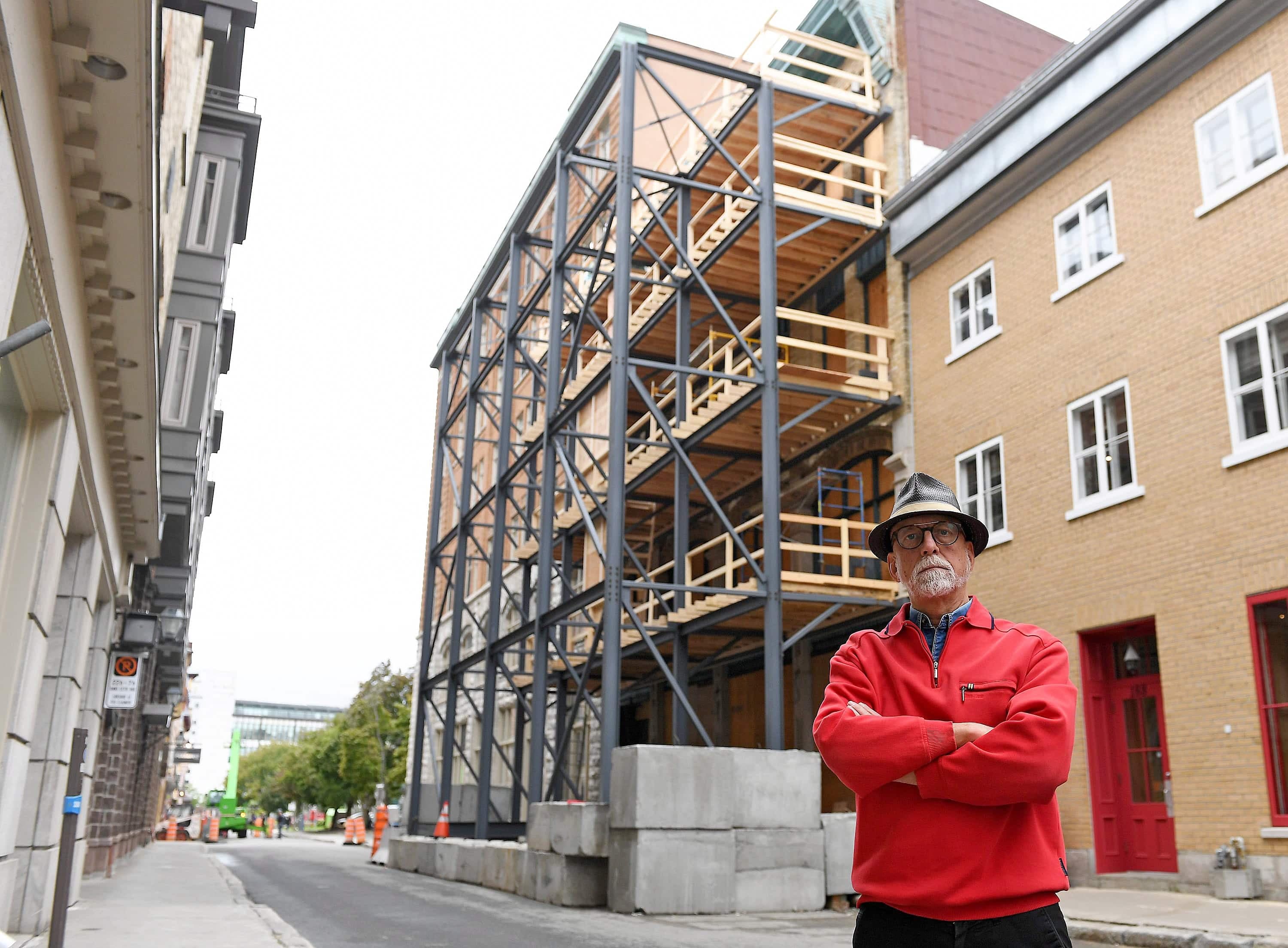 Le président du conseil de quartier du Vieux-Québec, Alain Samson, s’oppose à un projet de 45 unités Airbnb au 196, rue Saint-Paul, un immeuble désaffecté.