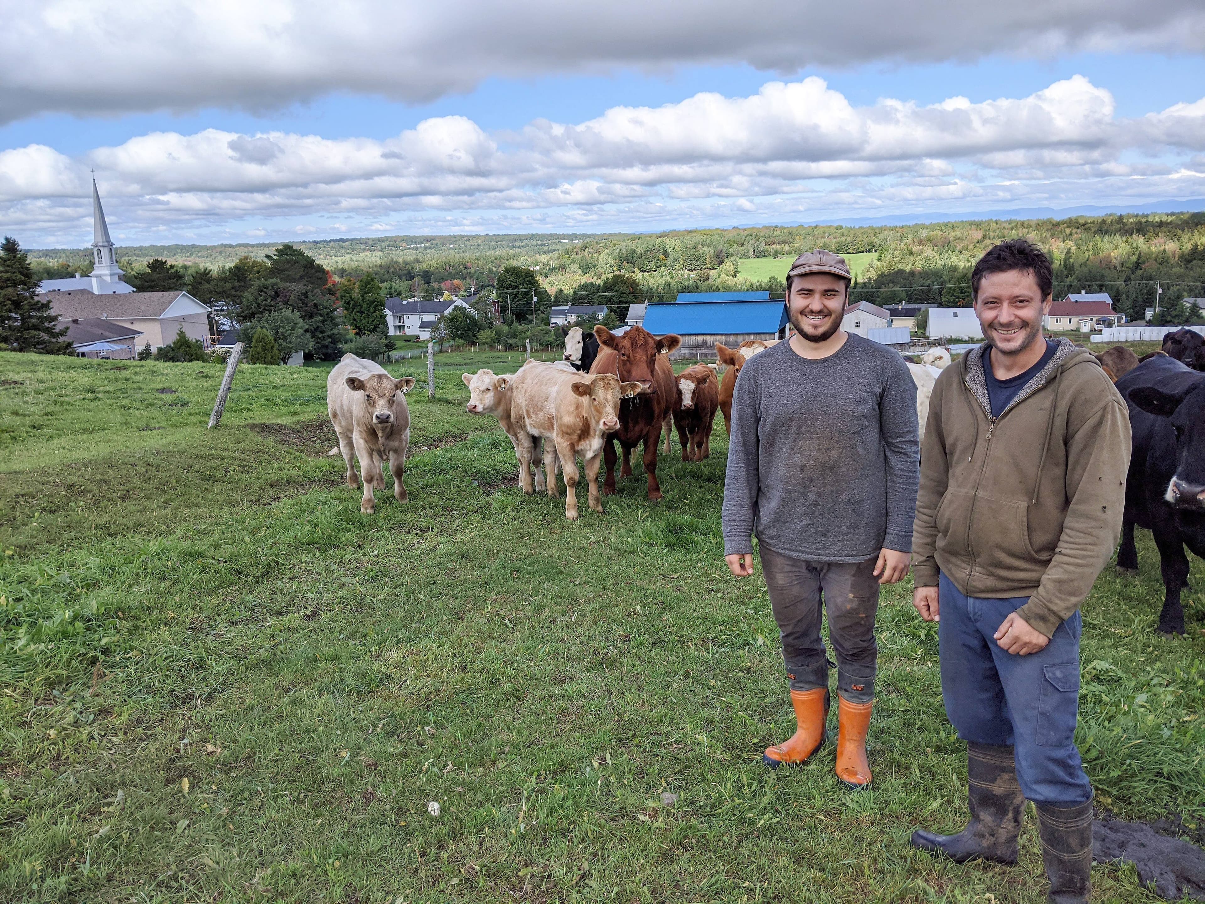 En avant-plan, Patrick C. Collin, propriétaire de la ferme Manche de pelle à Saint-Nérée-de-Bellechasse, entrevoit un avenir meilleur avec l’intérêt des consommateurs pour les produits locaux. À ses côtés, Mathieu Tremblay, qui a préféré la ville à la campagne.