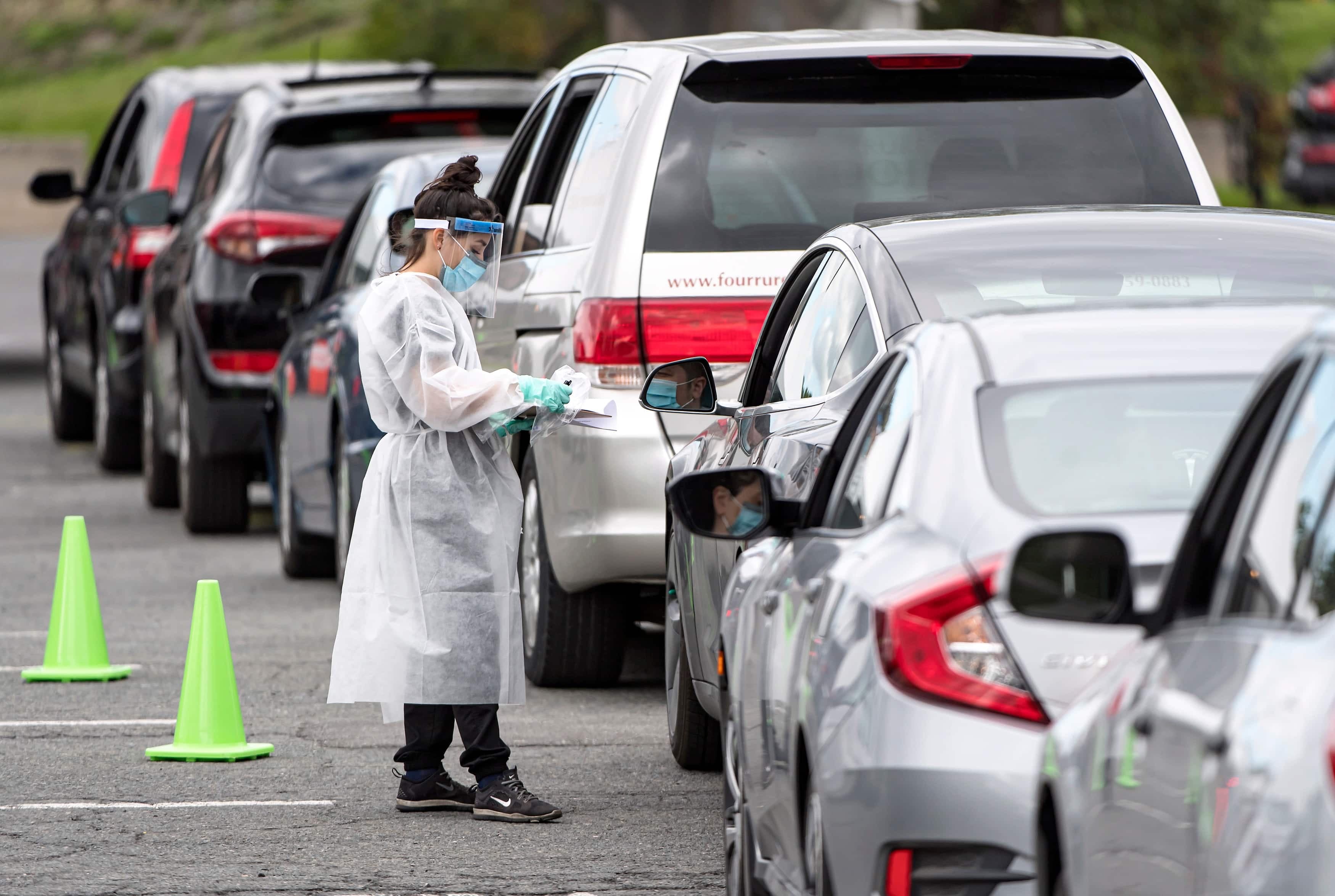 Plusieurs automobilistes faisaient la file dès 5 h, jeudi matin, à l’aréna Jean-Béliveau de Longueuil, pour un test de dépistage.