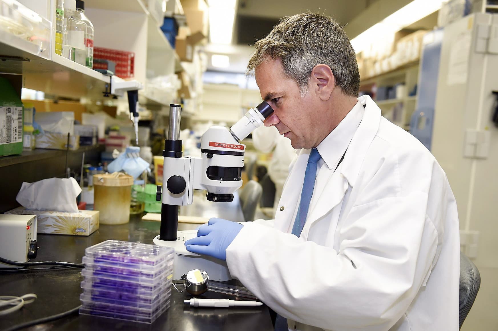 Le microbiologiste Gary Kobinger, ici dans son laboratoire du Centre hospitalier de l’Université Laval en 2016, est connu pour ses travaux sur le Zika et l’Ebola.
