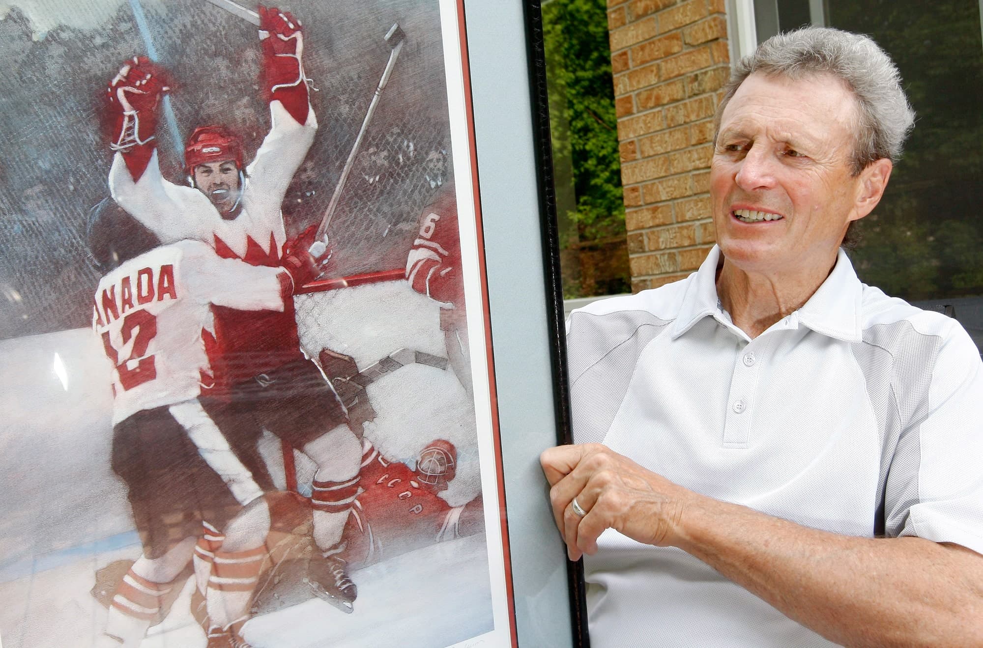 À sa résidence de la banlieue de Toronto, Paul Henderson conserve cette précieuse lithographie illustrant son but historique du dernier match de la Série du siècle. Yvan Cournoyer lui saute dans les bras tandis que le gardien soviétique Vladislav Tretiak constate l’échec des siens.