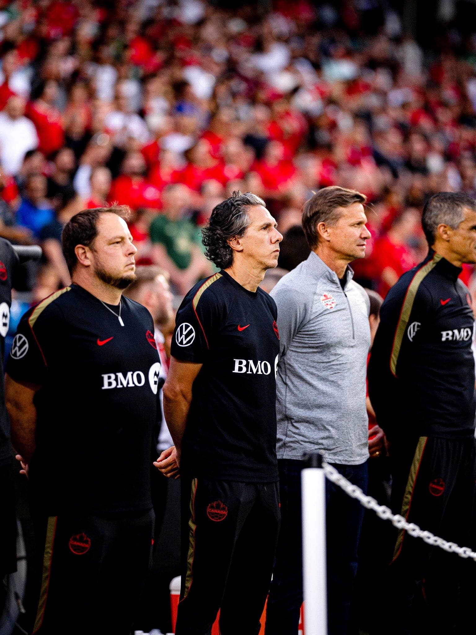 Nicolas Gagnon (à gauche) est l'entraîneur des phases de jeu arrêté avec l'équipe canadienne de soccer. Il est ici en compagnie de l'entraîneur adjoint Mauro Biello et de l'entraîneur-chef Jesse Marsch.
