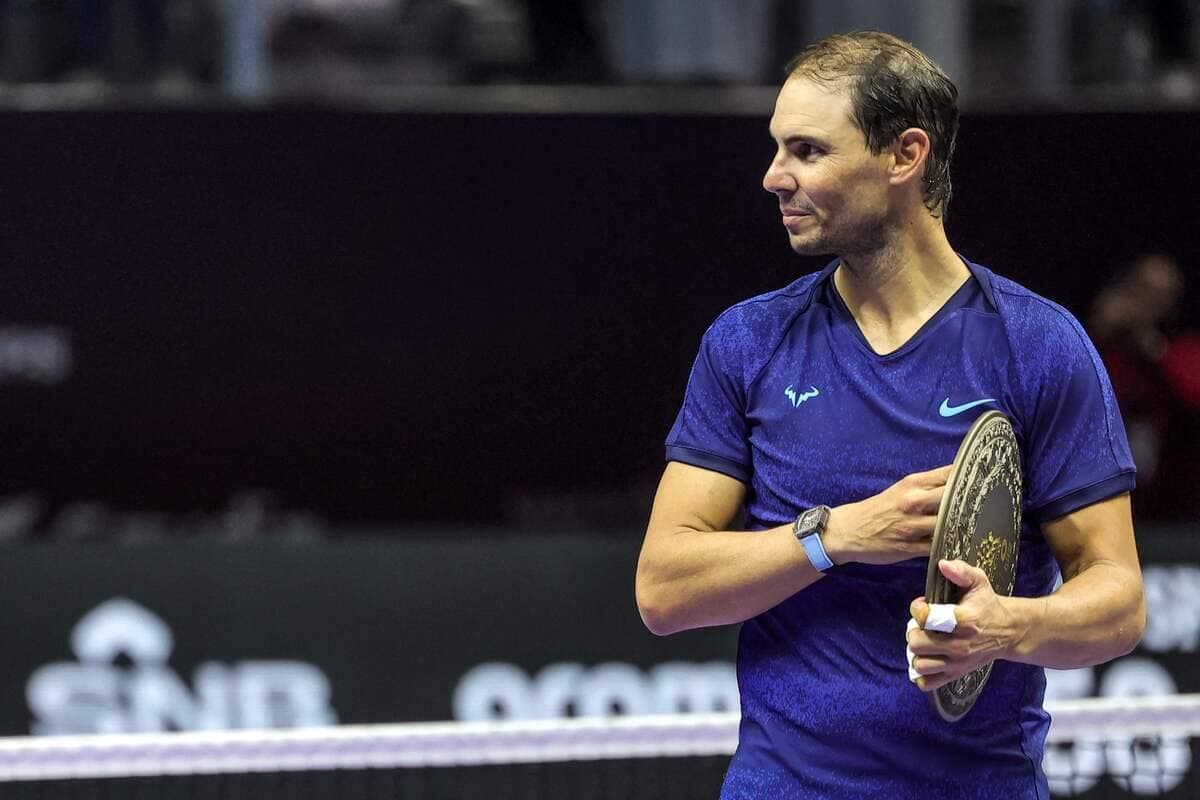Rafael Nadal tient un trophée après le match de la troisième place de la compétition 6 Kings Slam, en octobre.