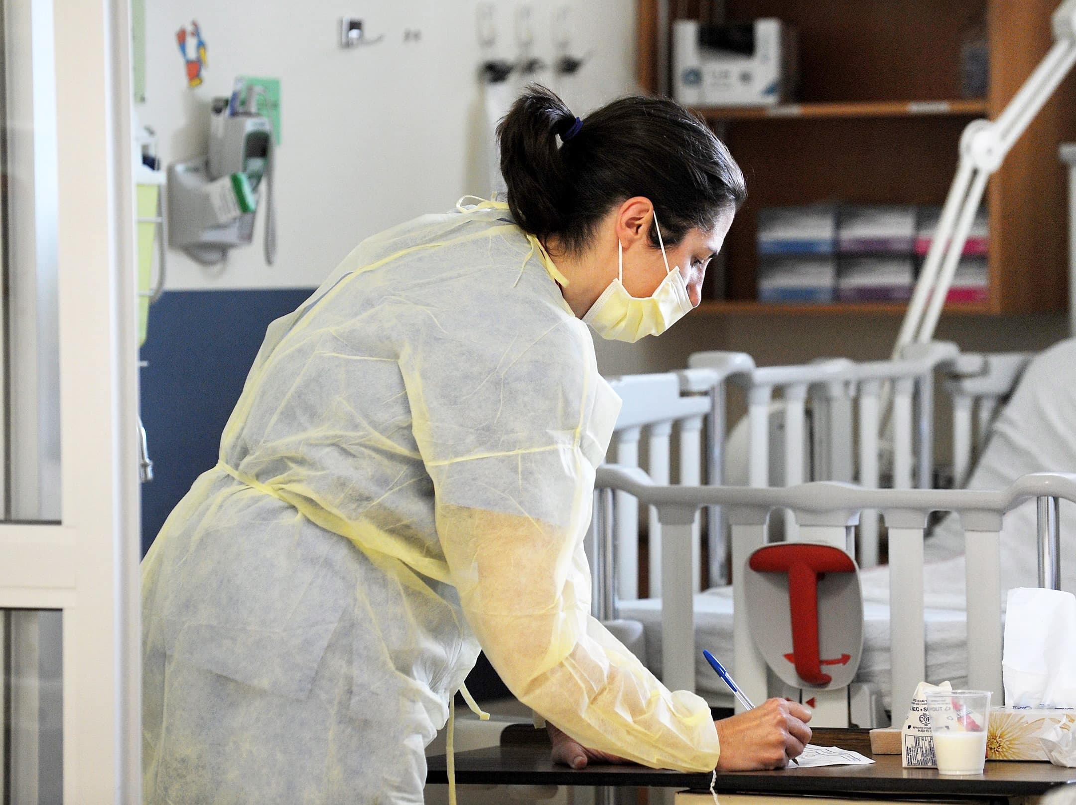 Actuellement, le secteur des soins de santé compte le même nombre d’emplois qu’en février 2020. Sur la photo, une infirmière au Centre mère-enfant Soleil, à Québec.