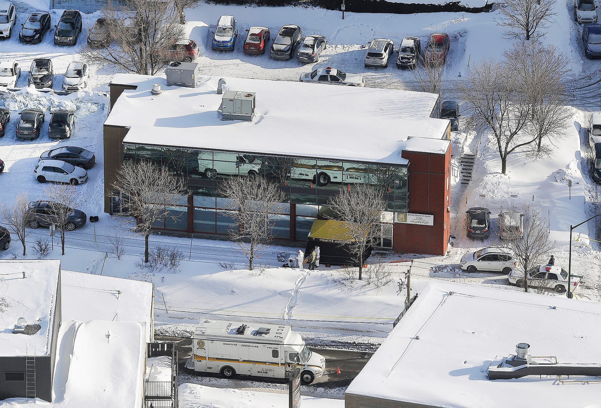 La grande mosquée de Québec le 30 janvier 2017, au lendemain de la fusillade qui a fait six morts et de nombreux blessés parmi les fidèles musulmans de la capitale.