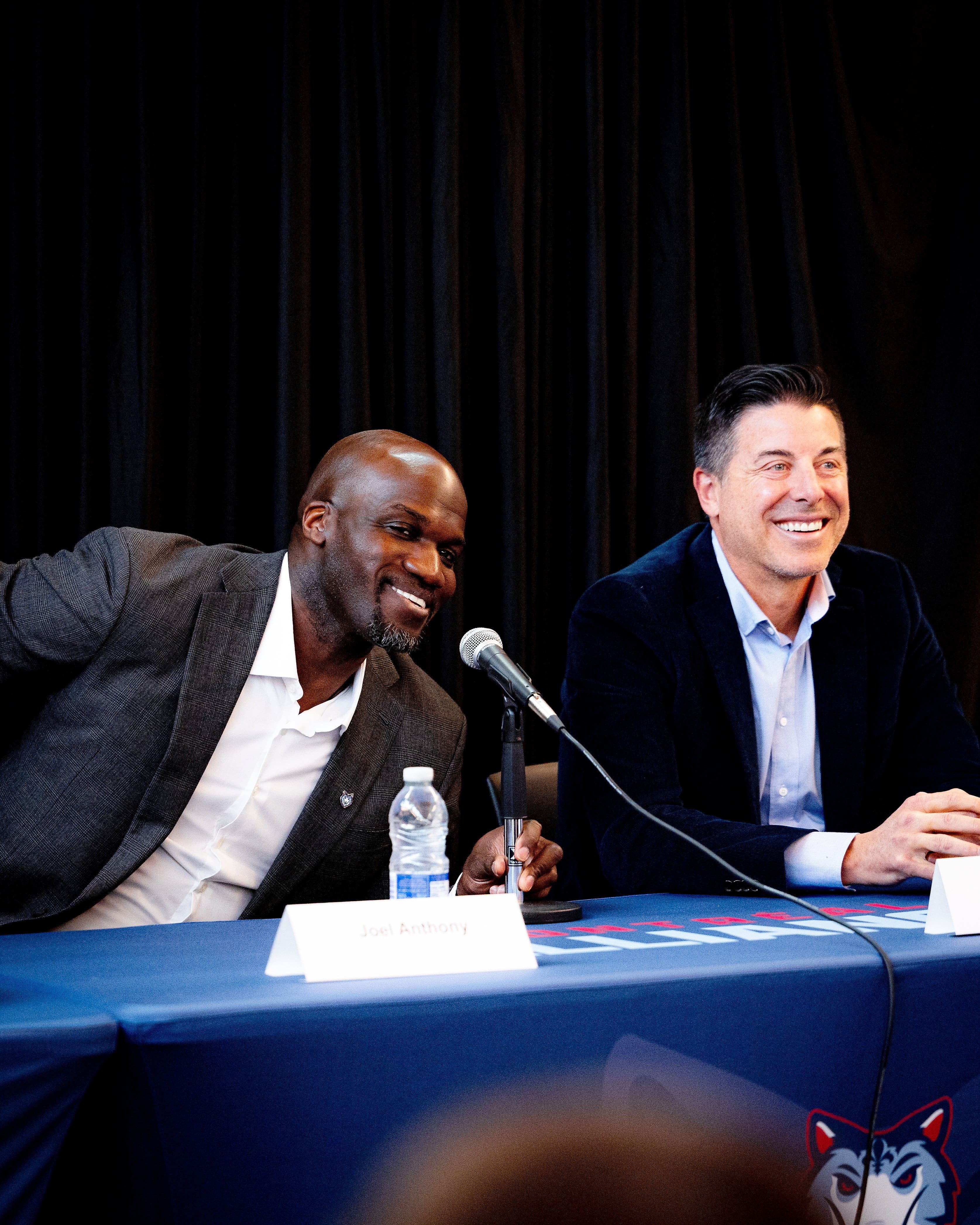 Joel Anthony (à gauche) a bien rigolé avec le commissaire de la Ligue élite canadienne de basketball, Mike Morreale, lundi, à l'Auditorium de Verdun.