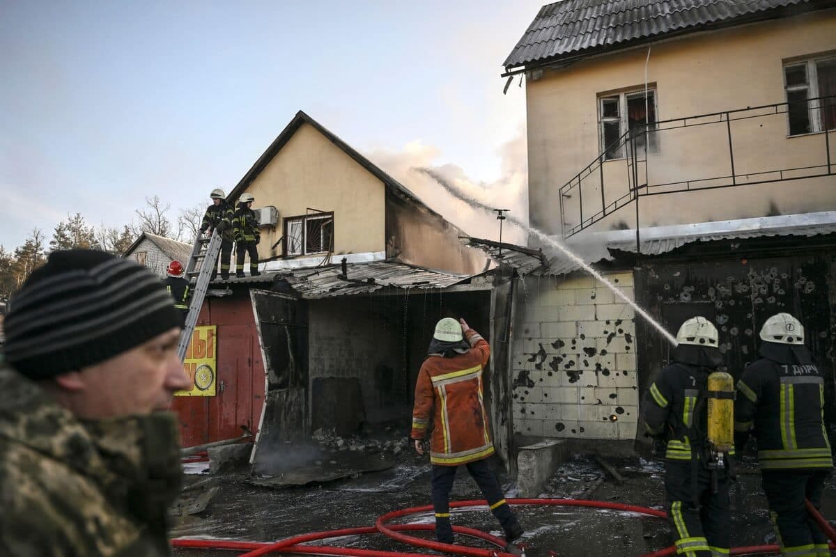 Des maisons touchées par un bombardement russe à Kyïv.