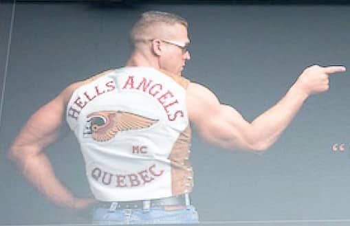 Le membre en règle des Hells Angels du chapitre de Sherbrooke montre ses muscles sur une affiche qui a été trouvée par la police dans le repaire des motards à Sherbrooke.