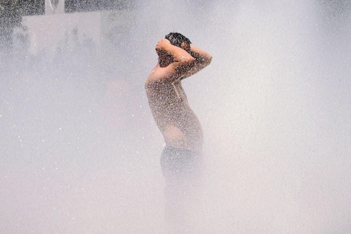 Une vague de chaleur frappe actuellement l'Ouest canadien et une partie des États-Unis. Sur la photo: un homme se rafraîchit à Portland, en Oregon.