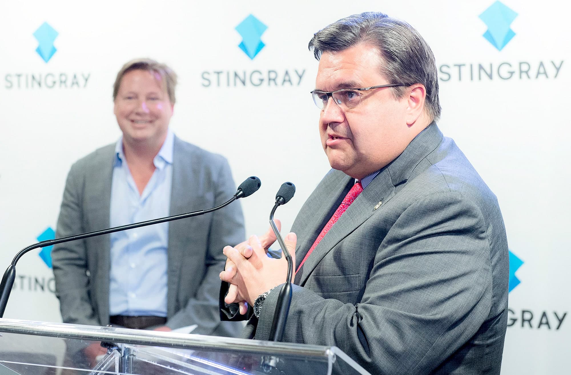 Denis Coderre, à droite, en compagnie d’Eric Boyko, Ce dernier est le grand patron de Stingray, une des organisations pour lesquelles l’ancien maire de Montréal a travaillé ou œuvré depuis sa défaite au scrutin municipal de 2017 aux mains de Valérie Plante.