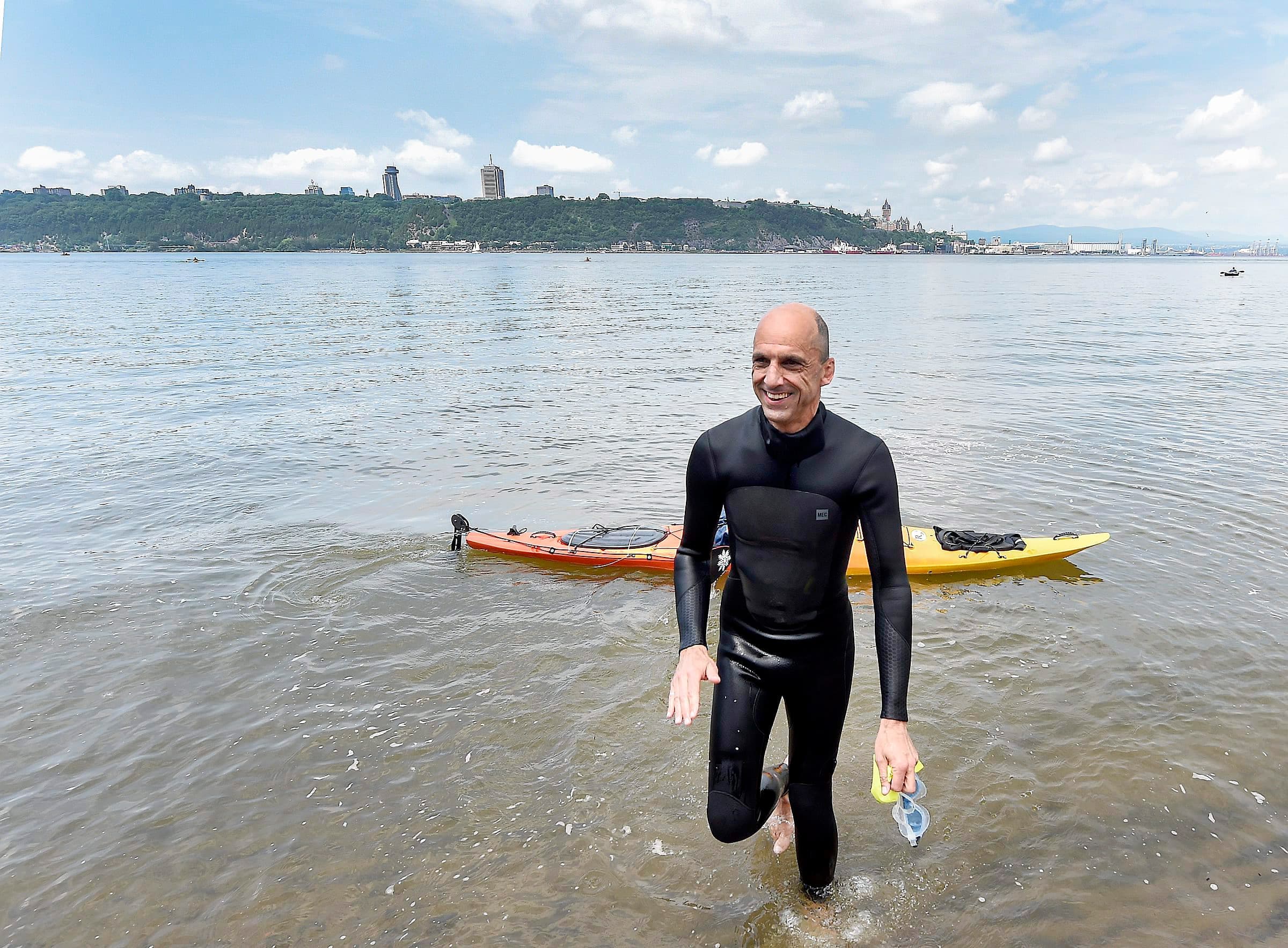 Steven Blaney a traversé le fleuve à la nage à plusieurs reprises pour de bonnes causes. On le voit en 2017.