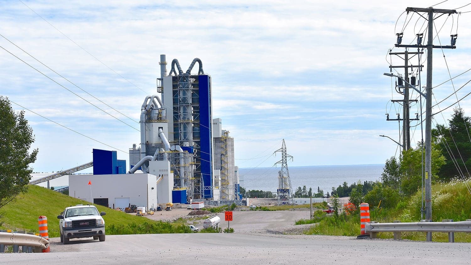 L’usine de Ciment McInnis à Port-Daniel, en Gaspésie.