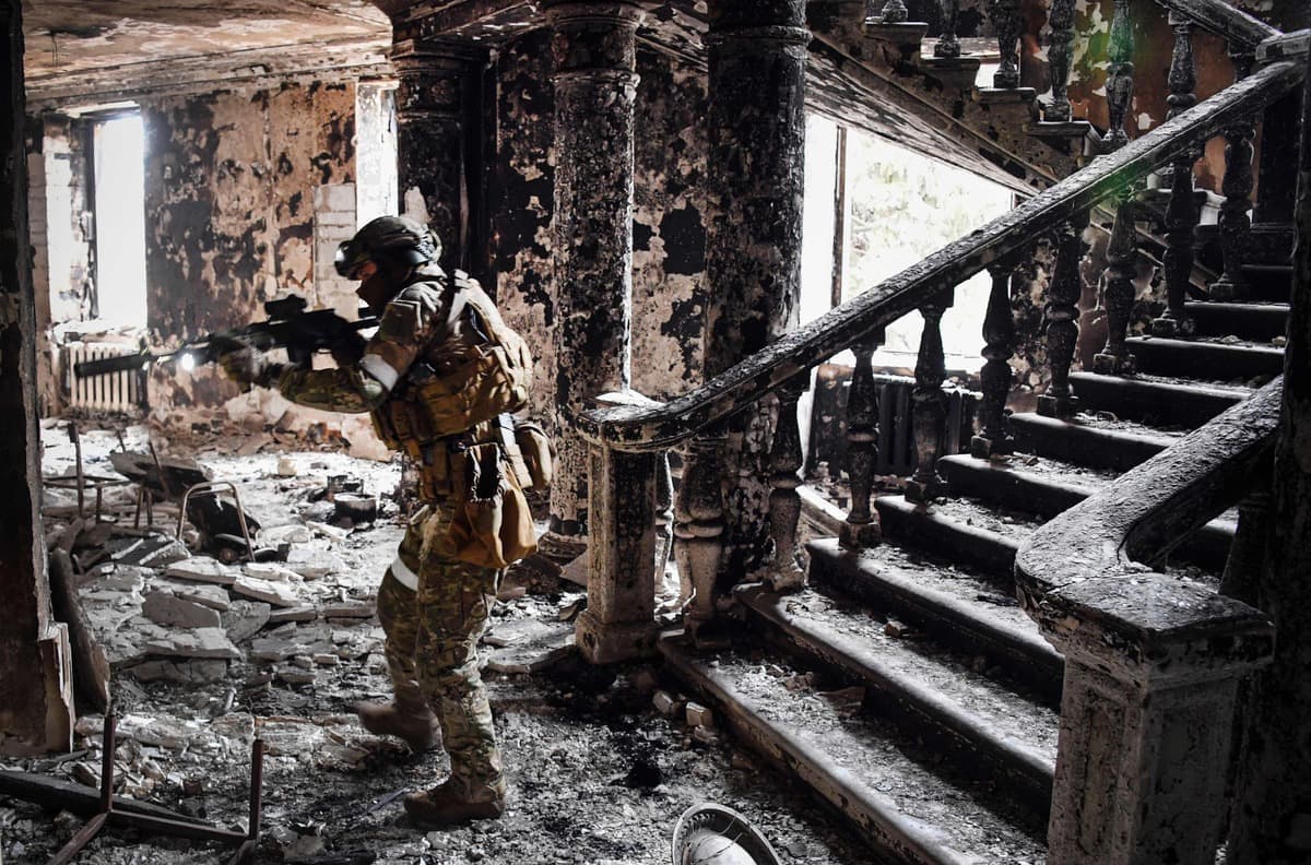 Un soldat russe dans un théâtre détruit à Marioupol