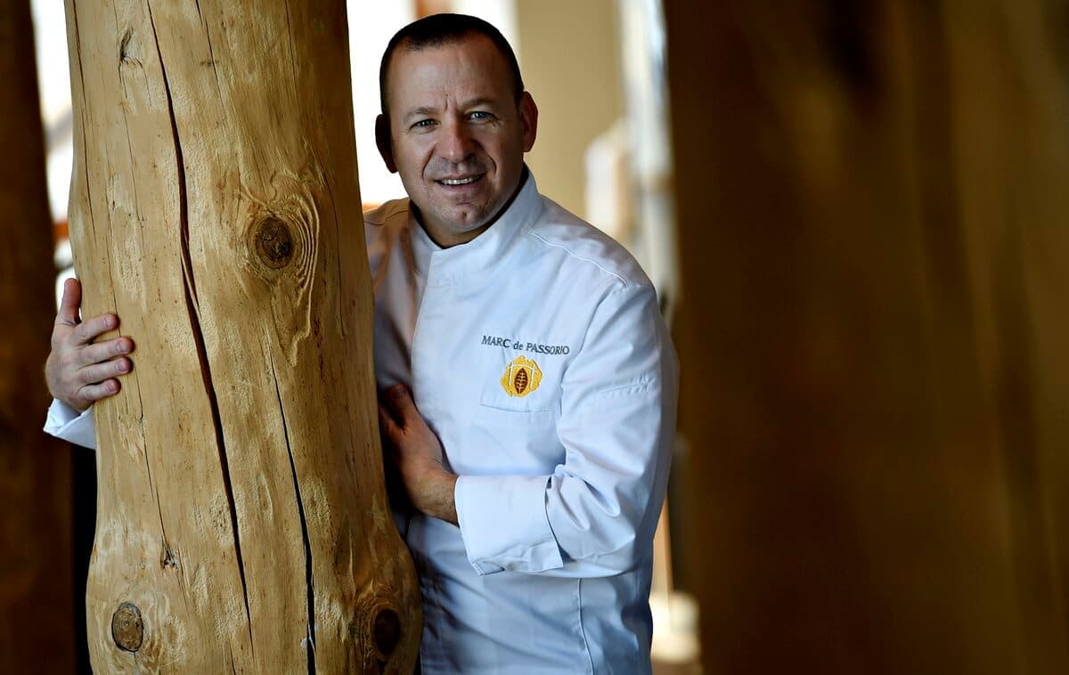 Marc de Passorio, qui a fait une immersion dans la culture autochtone dès son arrivée au Québec, est le nouveau chef du restaurant La Traite de l’Hôtel-Musée Premières Nations de Wendake.