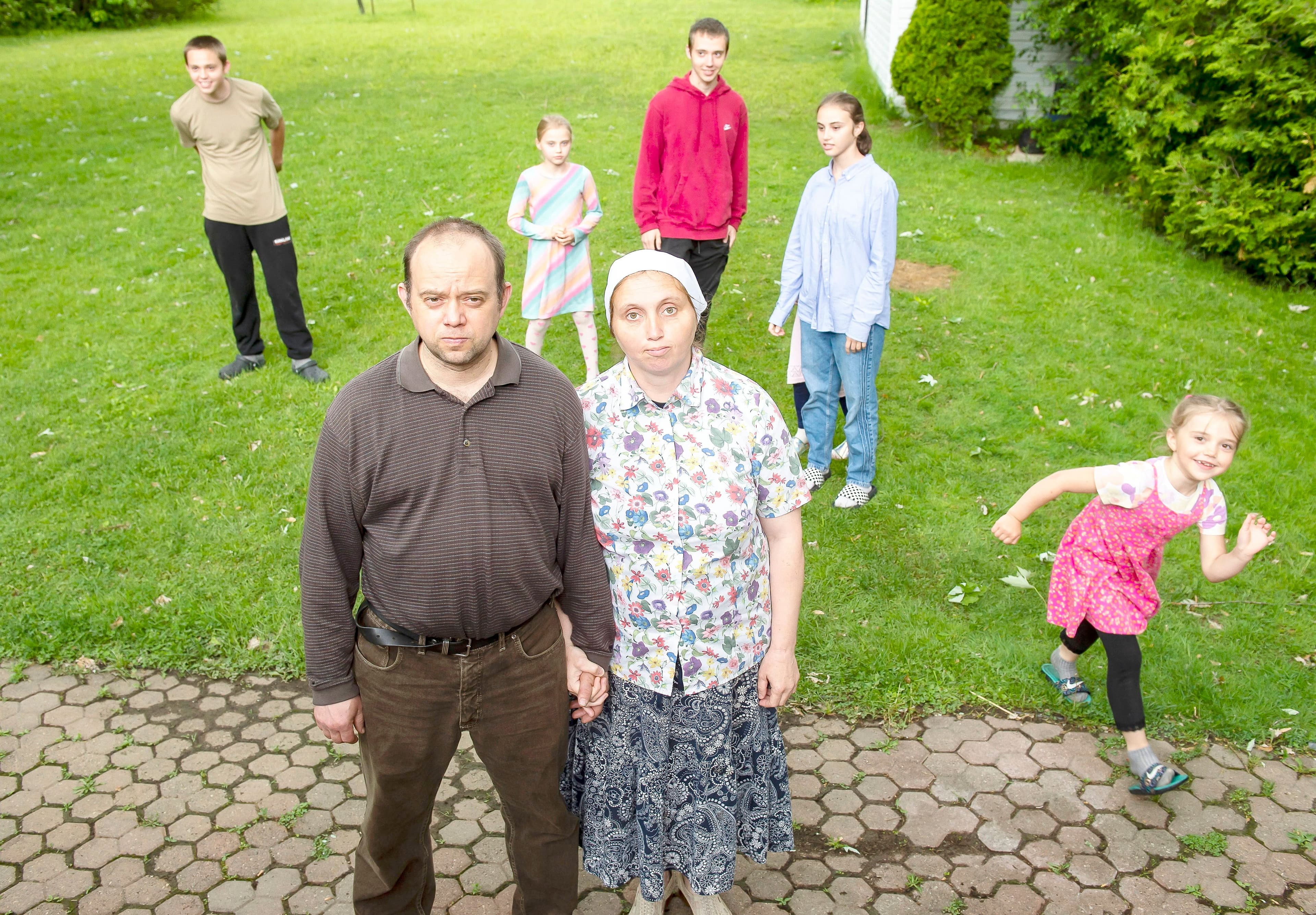 Oleksii et Kateryna Sadovnyk avec 5 de leurs 11 enfants, dans leur cour à Châteauguay, en Montérégie.