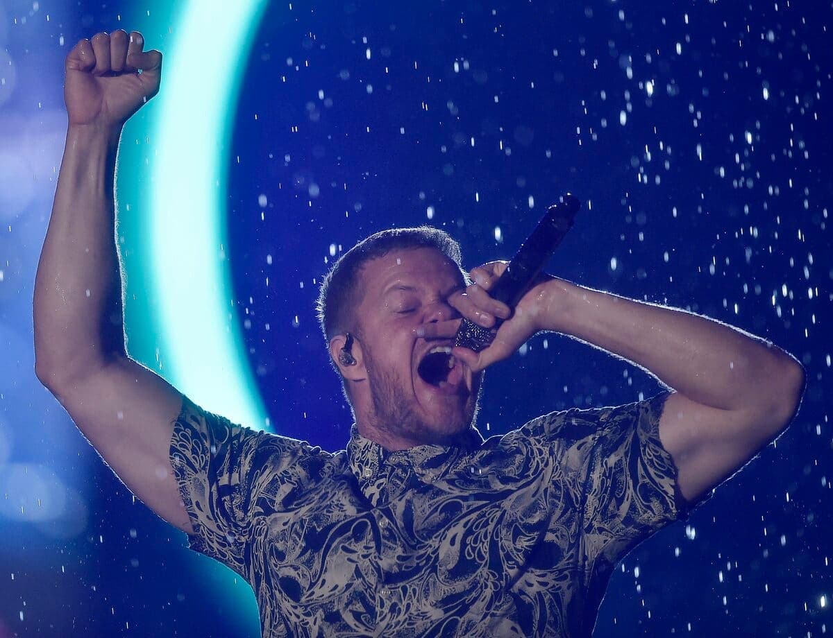 Dan Reynolds chante sous la pluie, en 2019, sur les plaines d'Abraham.