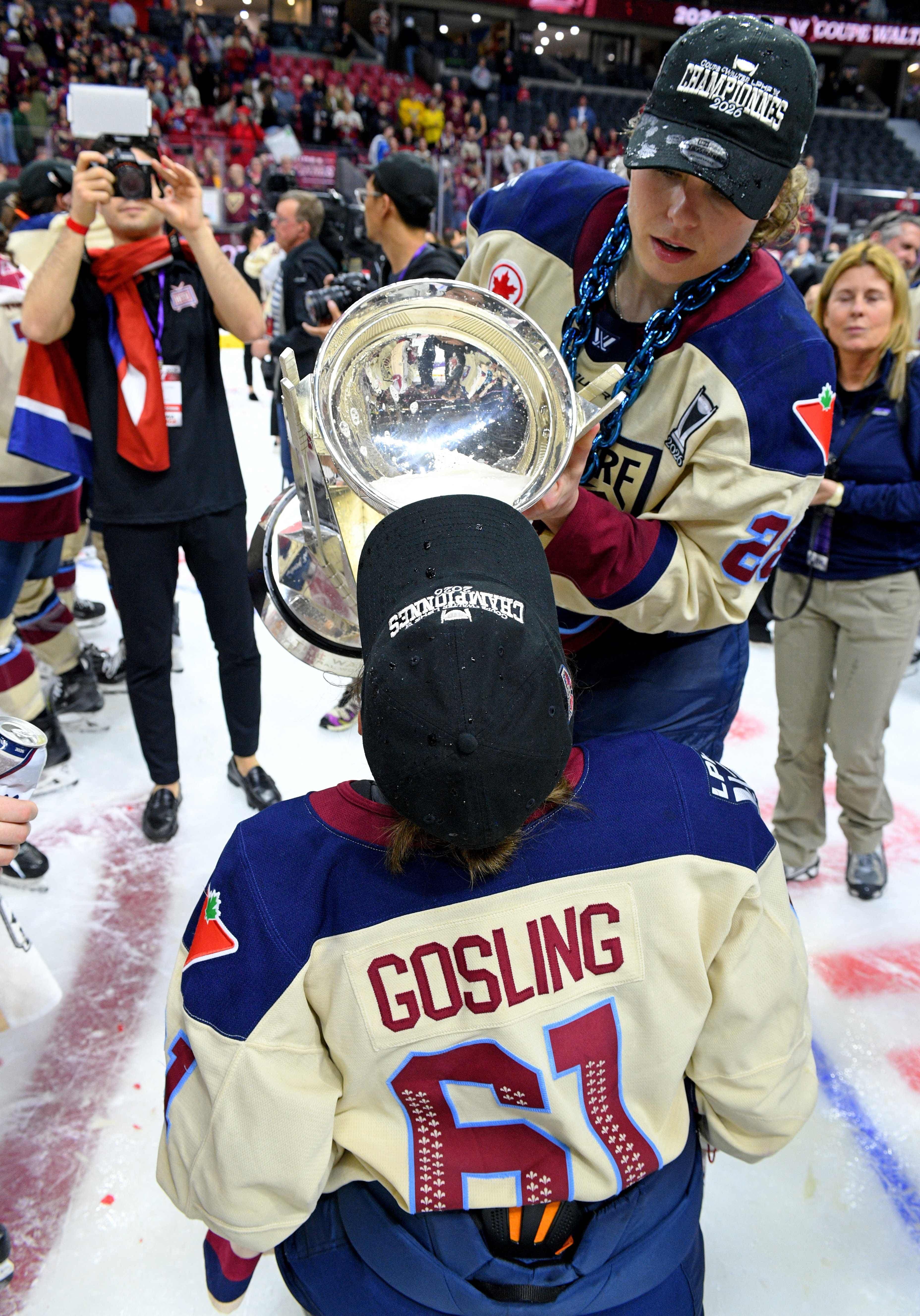 Nicole Gosling a bu dans la coupe Walter avec l'aide de Catherine Dubois lors du sacre de la Victoire de Montréal, mercredi dernier, à Ottawa.